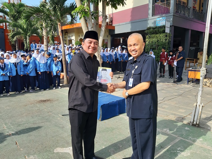 Alumni SMPN 2 Garut 1983 (Rektor UNIGA), menjadi Pembina Upacara