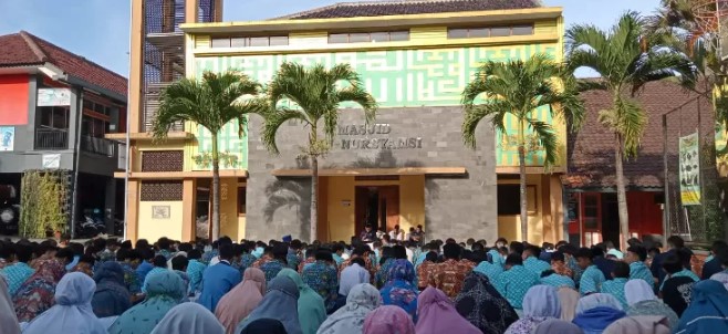Sholat Dhuha Pertama di Awal Semester Genap SMPN 2 Garut