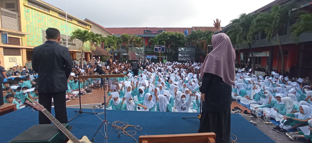 Asyiknya Menulis Massal Puisi Cinta dalam Literasik SMPN 2 Garut
