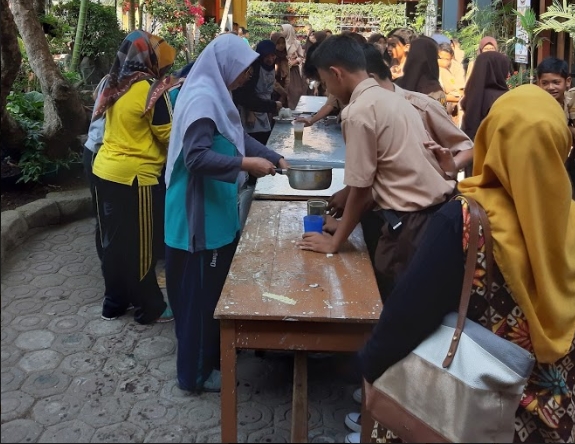 Minum Bubur Kacang Ijo Bersama