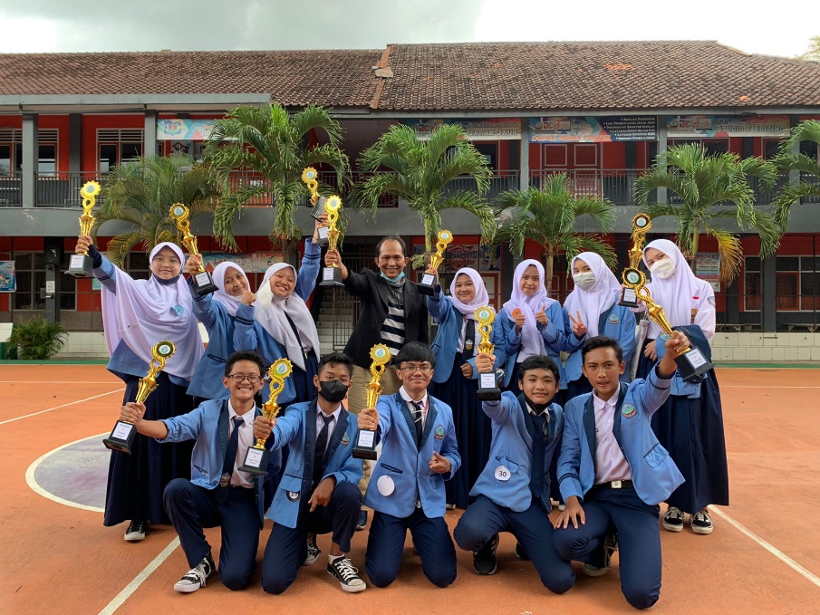 SMPN 2 Garut Memborong 15 Piala dalam Lomba Pasanggiri Sunda 2021 Tingkat Kabupaten Garut