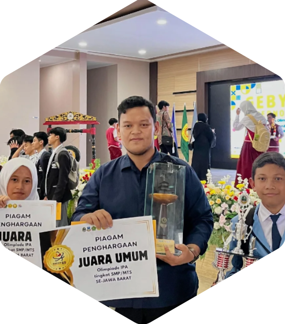 Mencetak Siswa Berprestasi dalam bidang Akademik
