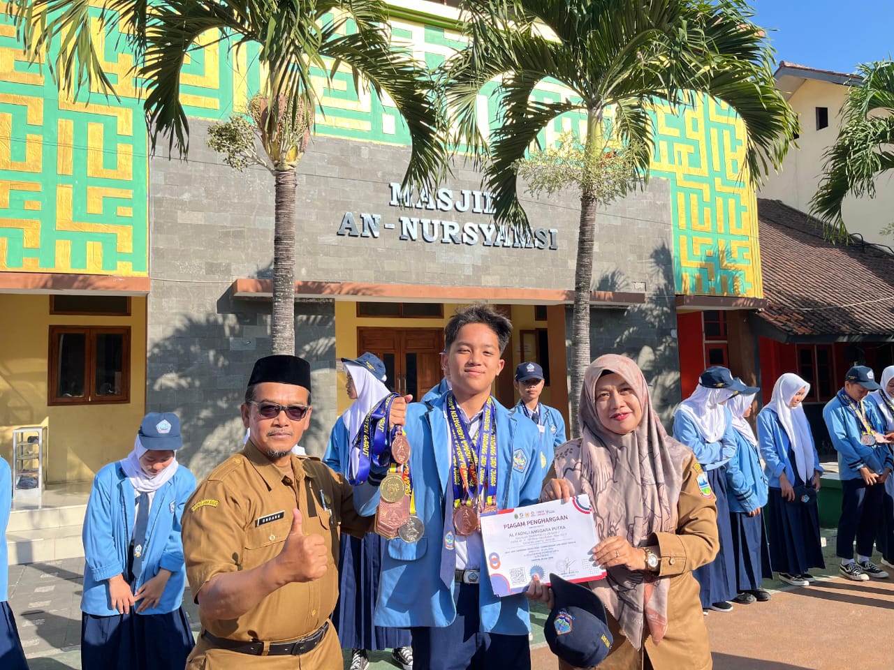 Penyerahan medali Porkab Garut 2024 kepda pihak sekolah